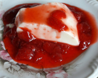 Flan de iogurte natural com calda de morango