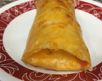 Rocambole de presunto e queijo com massa de pastel