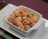 Ceviche de salmão finalizado com coentro servido em recipiente