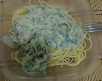 Macarrão ao molho de espinafre com frango