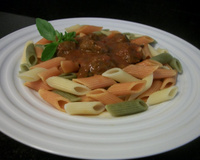 Macarrão colorido com molho