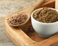 Nem açafrão, nem pimenta-do-reino: esse tempero comum na culinária mediterrânea ajuda na queima de gordura e pode ser usado em infusões