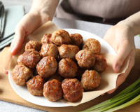 O segredo de uma avó cozinheira para fazer as melhores almôndegas com molho de tomate que já comi está nos ingredientes: "Eu coloco leite quente e caldo de carne”