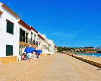 A vila de pescadores congelada na Idade Média, o melhor lugar para comer bem e barato, observar o eclipse solar e desfrutar da vida mediterrânea