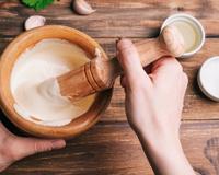 Esse molho de 4 ingredientes é o toque extra que você vai querer comer com tudo: "O segredo é combinar o alho com um pouco de suco..."
