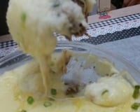 Escondidinho de carne de sol com batata e creme com requeijão.