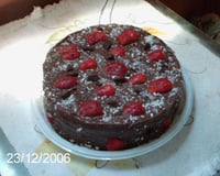 Bolo de baunilha com cobertura de chocolate e morango