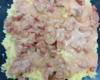 Cuscuz recheado com salsicha ao molho de tomate