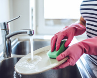 Luva para lavar louça: é necessário? Descubra no TudoGostoso
