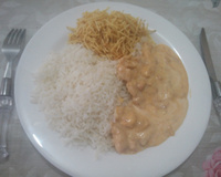 Estrogonofe de frango com creme branco