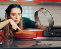 Se o seu bolo sempre fica solado, o erro pode estar na forma como você mistura o óleo