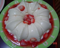 Manjar com calda de morango