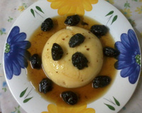 Manjar branco com calda de ameixas