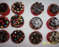 Cupcakes de baunilha cobertos e recheados com ganache