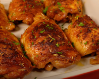 Essa receita de sobrecoxa assada de frango fica bem suculenta e com a pele crocante: o segredo é temperar no dia anterior desse jeito