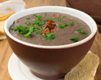 Sopa de feijão com macarrão esquenta a alma e alimento o corpo: bora ficar de coração quentinho com essa receita?
