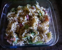 Macarrão com brócolis, bacon e molho branco