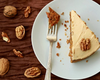 Bolo de nozes com recheio de doce de leite