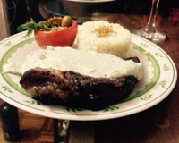 Filé mignon ao molho gorgonzola e tomates recheados