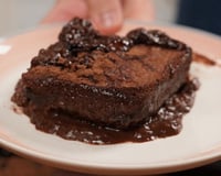 Fatia de bolo New York Times de chocolate cremoso e molhadinho