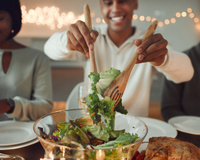 3 dicas de etiqueta à mesa essenciais para fazer bonito ao jantar na casa de amigos