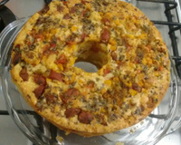 Bolo salgado de salsicha e milho verde