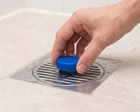 Colocar uma tampa de garrafa no ralo do chuveiro: por que é recomendado fazer isso em casa e qual problema resolve