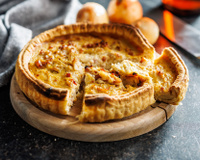 Sobrou frango do almoço? Aproveite o ingrediente para preparar uma deliciosa quiche com massa que desmancha na boca
