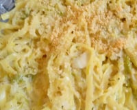 Macarrão ao molho branco com alho-poró e parmesão