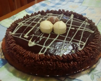 Bolo mousse de chocolate preto e branco com bombom