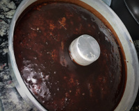 Bolo de cenoura com calda de chocolate