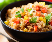 Arroz pronto em 7 minutos: a receita prática que aprendi no TudoGostoso e salva qualquer almoço ou jantar (com legumes e linguiça)