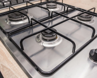 Limpar as grelhas do fogão vai ficar muito mais fácil depois desse truque