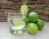 A verdade sobre o hábito de beber água com limão todas as manhãs: é bom ou ruim?