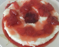 Manjar de coco com calda de morango