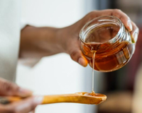 Não é na geladeira: saiba a forma mais recomendada para armazenar mel