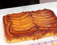 Adoro comer esse bolo caramelizado de banana quando ainda está morninho: a massa é fofinha e a receita muito fácil de fazer