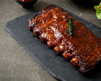 Você não precisa de defumador: aprenda a fazer costelas defumada macias e suculentas no forno comum