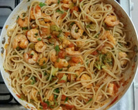 Macarronada com camarão e brócolis