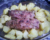 Picanha suína com batatas cobertas de queijo