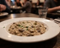 Homem encontra um fio de cabelo na comida, pede outro prato ao garçom e se surpreende com cobrança na conta: advogado explica quem está errado, se o cliente ou o restaurante