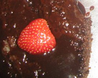 Bolo fácil de chocolate com pedacinhos de morango