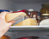 Eu sempre cometia esse erro ao guardar queijo, mas desde que aprendi a dica dessa especialista, ele dura muito mais!