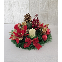 Arranjo de mesa com vela LED e flores natalinas