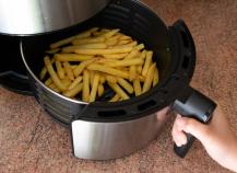 Como salvar batata frita murcha na airfryer, na frigideira e no