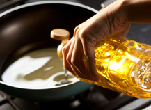Vale a pena trocar o óleo pela banha de porco? Aqui estão as diferenças nutricionais e qual é melhor para fritar e cozinhar - TudoGostoso