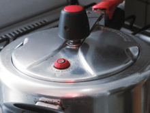 É isso que acontece quando você puxa o pino da panela de pressão em vez de deixar a pressão sair naturalmente