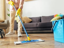 Nem desinfetante, nem água sanitária: o produto que você deve passar no piso para ficar limpo por mais tempo