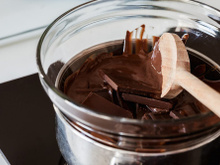Como derreter chocolate em banho-maria: confira o passo a passo