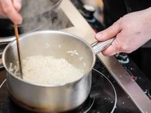 Eu fazia arroz errado a vida toda até descobrir o segredo para deixar os grãos soltinhos de verdade